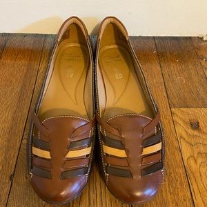 Clark’s soft cushion brown sandal flats